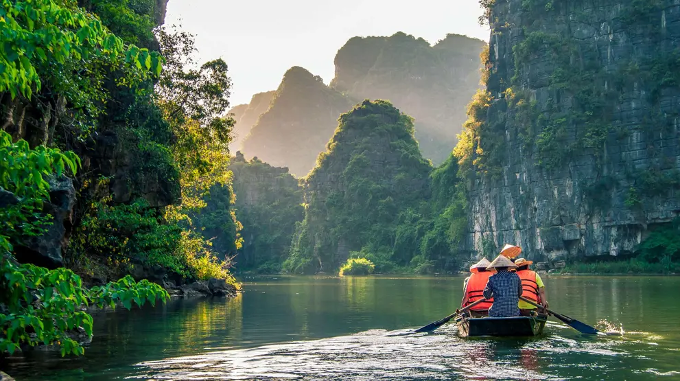 Sejl gennem idylliske og naturskønne Halong Bay.