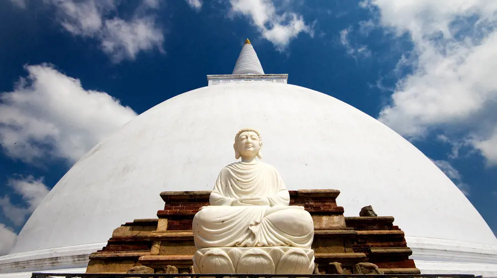 Rejser til Sri Lanka byder på flotte buddhaer og stupaer, her i Anuradhapura