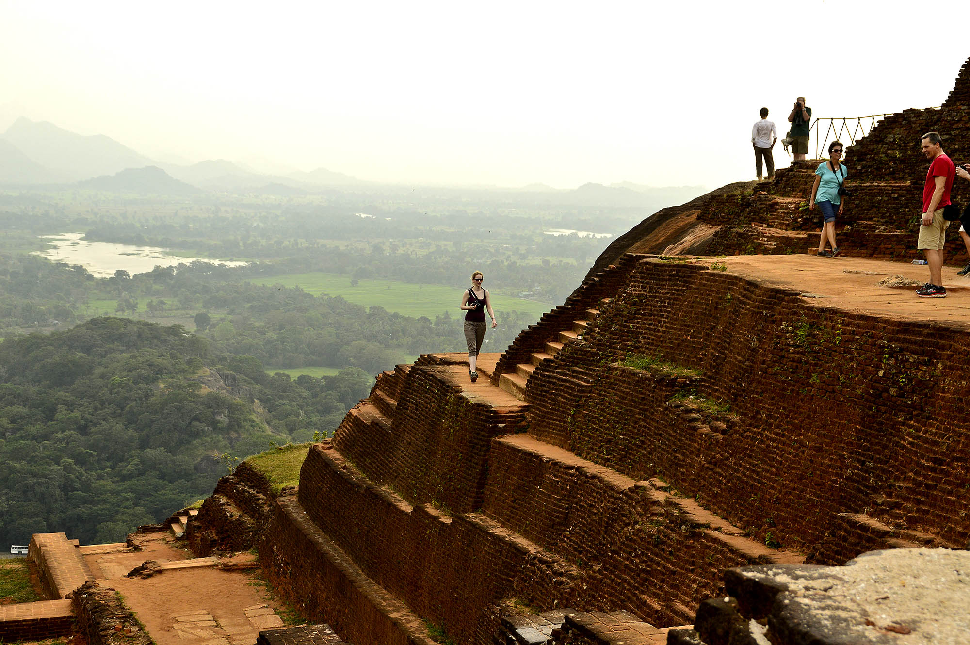 Udforsk den historiske Sigiriya-løveklippe på nært hold
