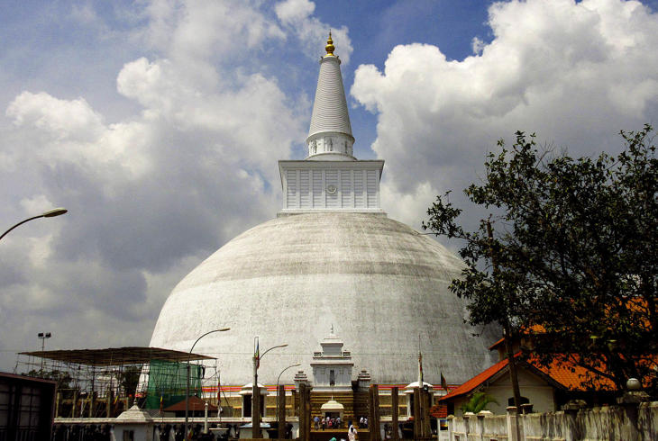 Enorme Stupaer venter i Anuradhapura