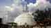 Enorme Stupaer venter i Anuradhapura
