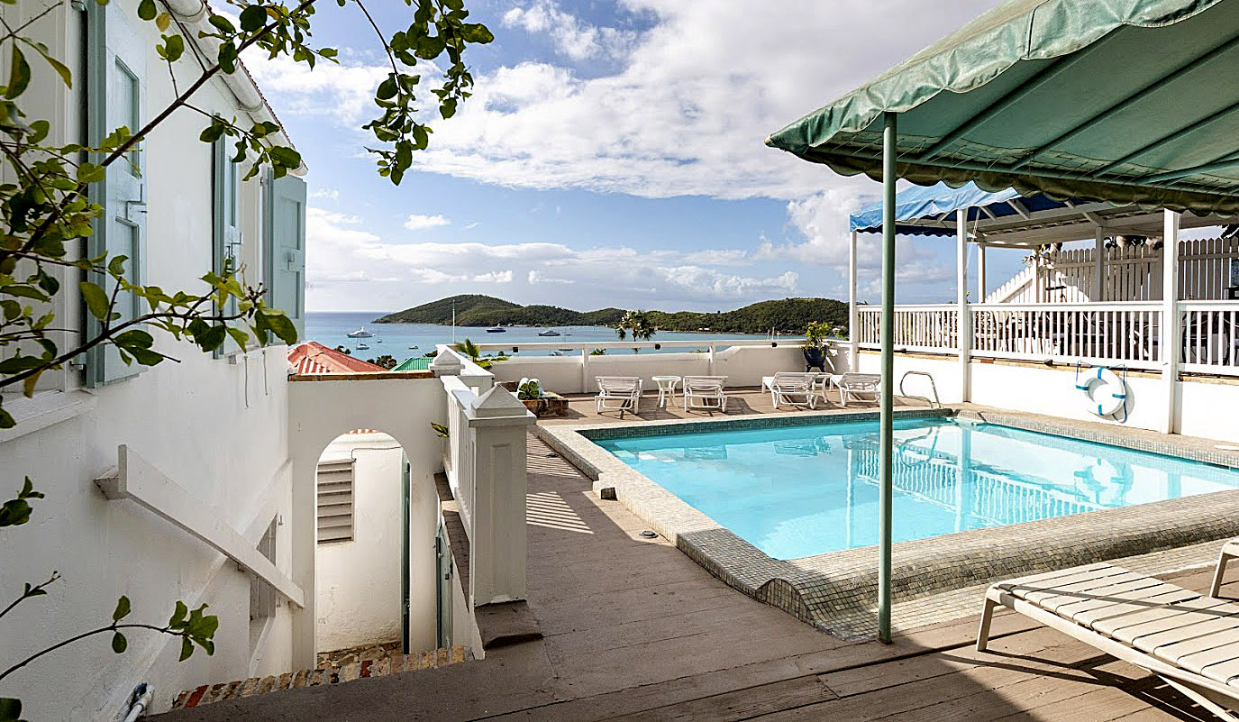 Udsigt over Charlotte Amalie fra poolen