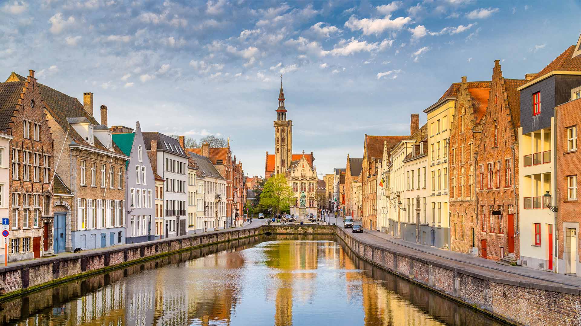 Brugge i Belgien oser af hygge med sine smukke kanaler, brostensbelagte gader, farverige bygninger og historiske pladser