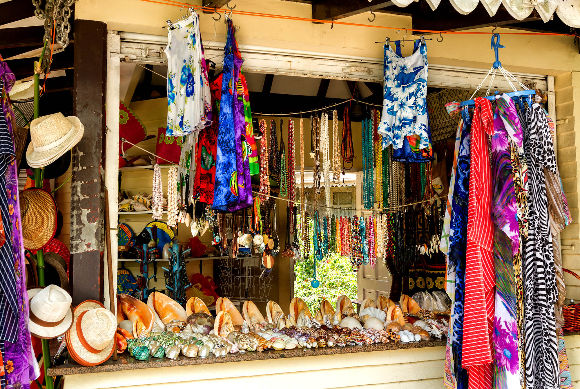 Besøg farverige markeder på rejser til Seychellerne.