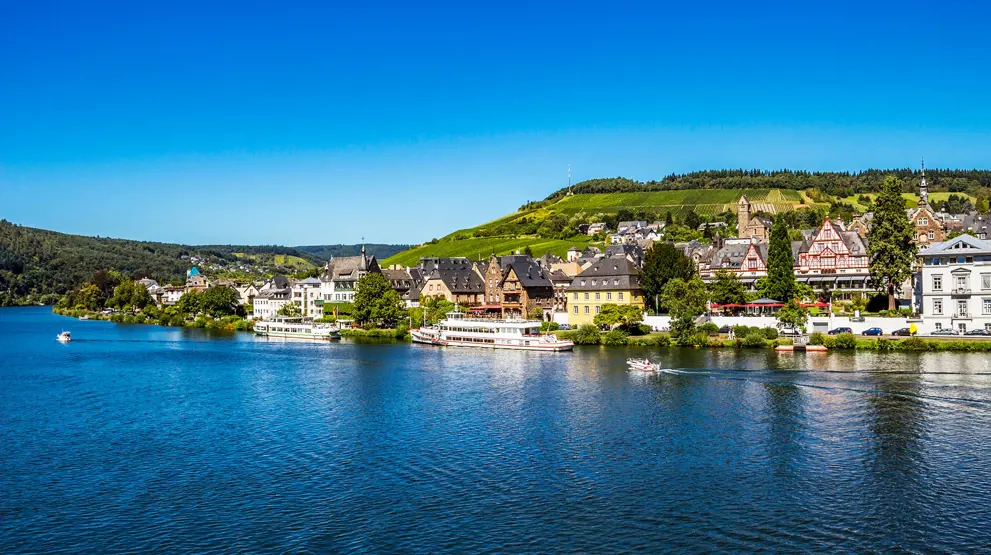 Sejl forbi Traben-Trarbach langs Mosel med Art Noveau-bygninger og historiske vinlagre