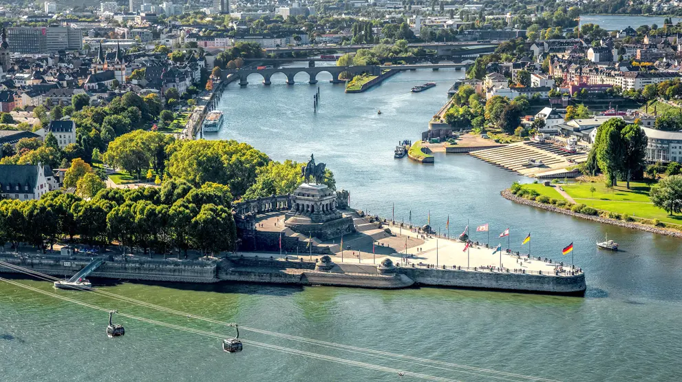 På et flodkrydstogt sejler du direkte ind i byer som Koblenz, hvor Mosel og Rhinen mødes
