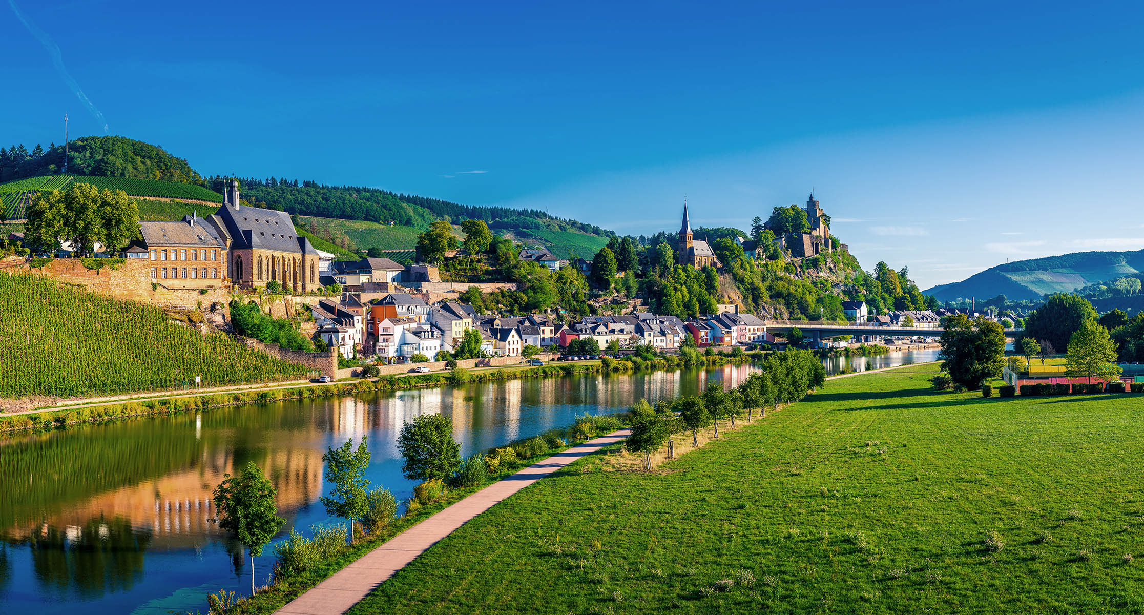 Smukke Saarburg ved Saarfloden