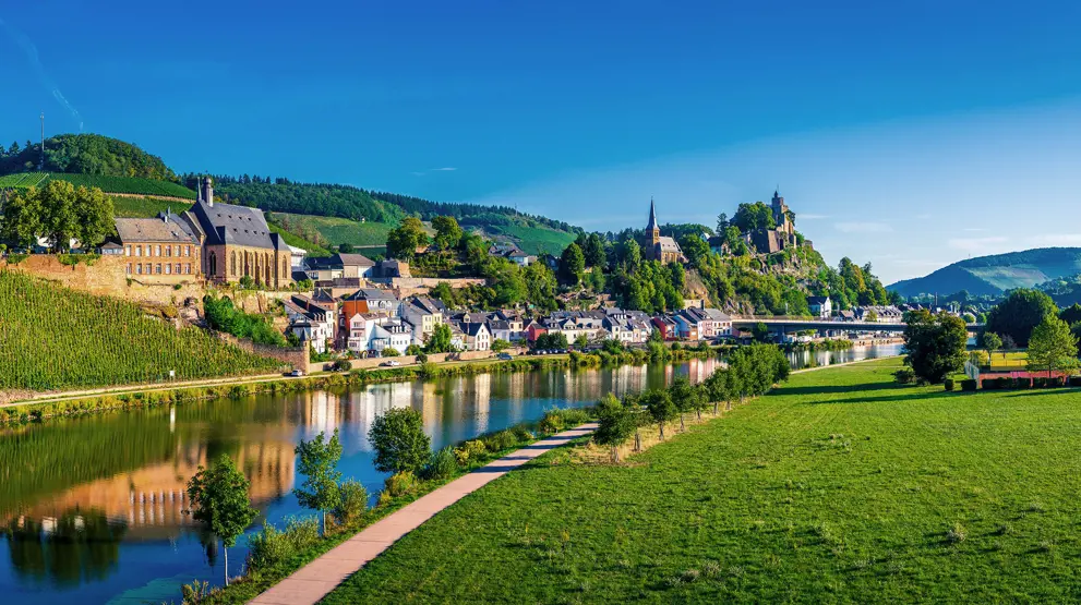 Sejl til Saarburg langs Saar, hvor natur og by smelter smukt sammen
