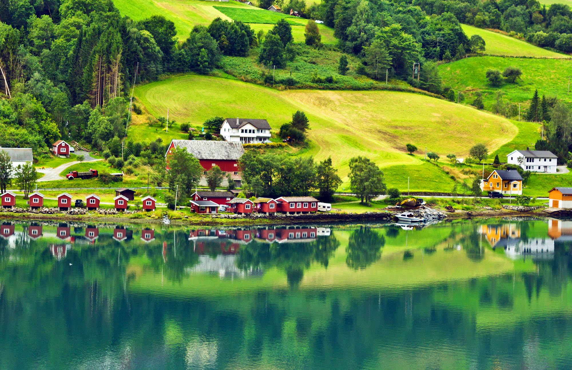 Naturskønne omgivelser og idylliske landsbyer som Olden venter på dit Norge-krydstogt