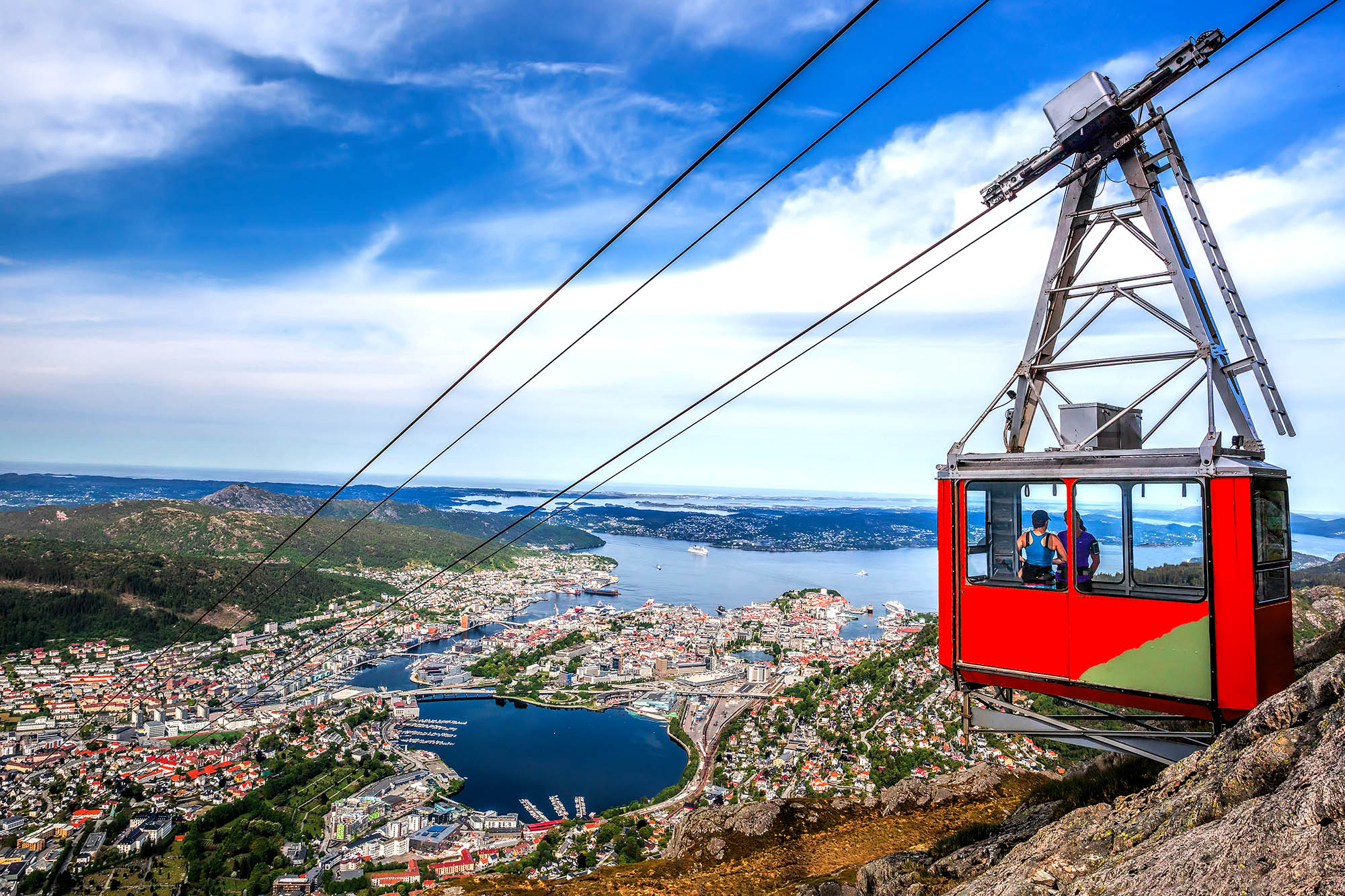 På krydstogtet venter mange oplevelser, tag f.eks. kabelbanen op til utrolige udsigter