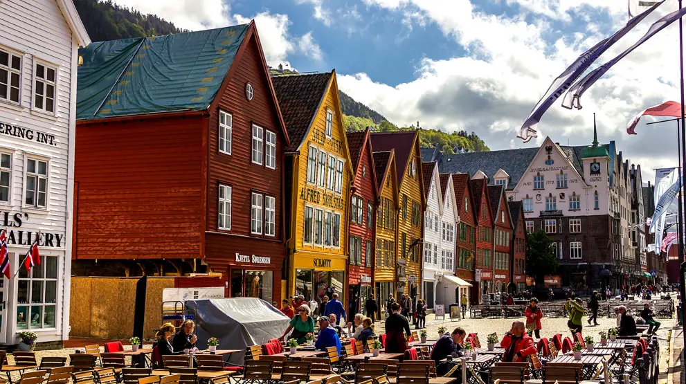 På krydstogtet kan du opleve UNESCO-beskyttede Bryggen i Bergen med smalle byhuse af træ