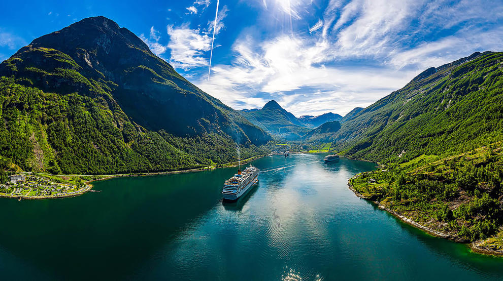 Et krydstogtskib på Geirangerfjorden i Norge