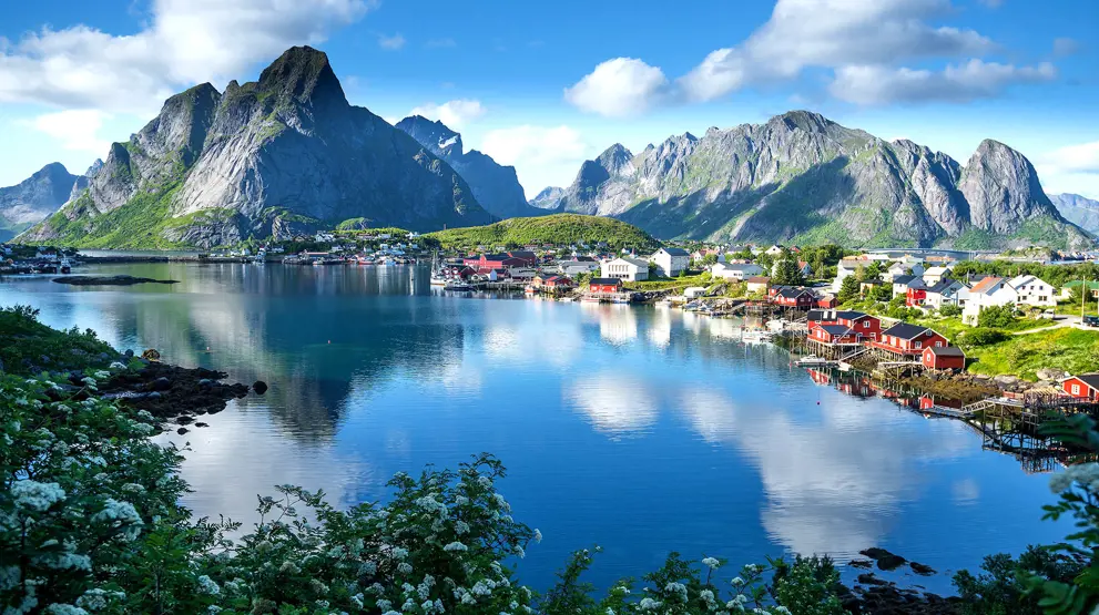 På krydstogtet kommer du forbi smukke udsigter og charmerende byer som Lofoten