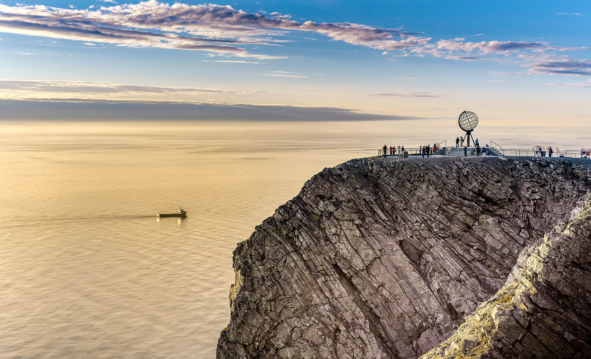 Når skibet lægger til kaj i Honningsvåg, kan du tage på udflugt til Nordkap med globus-statuen