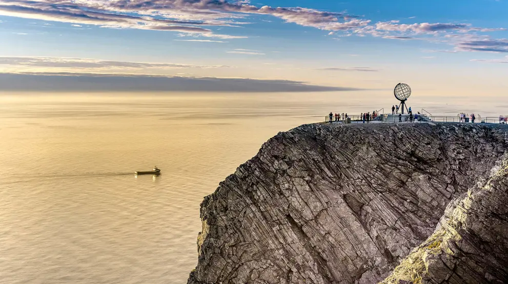 Når skibet lægger til kaj i Honningsvåg, kan du tage på udflugt til Nordkap med globus-statuen