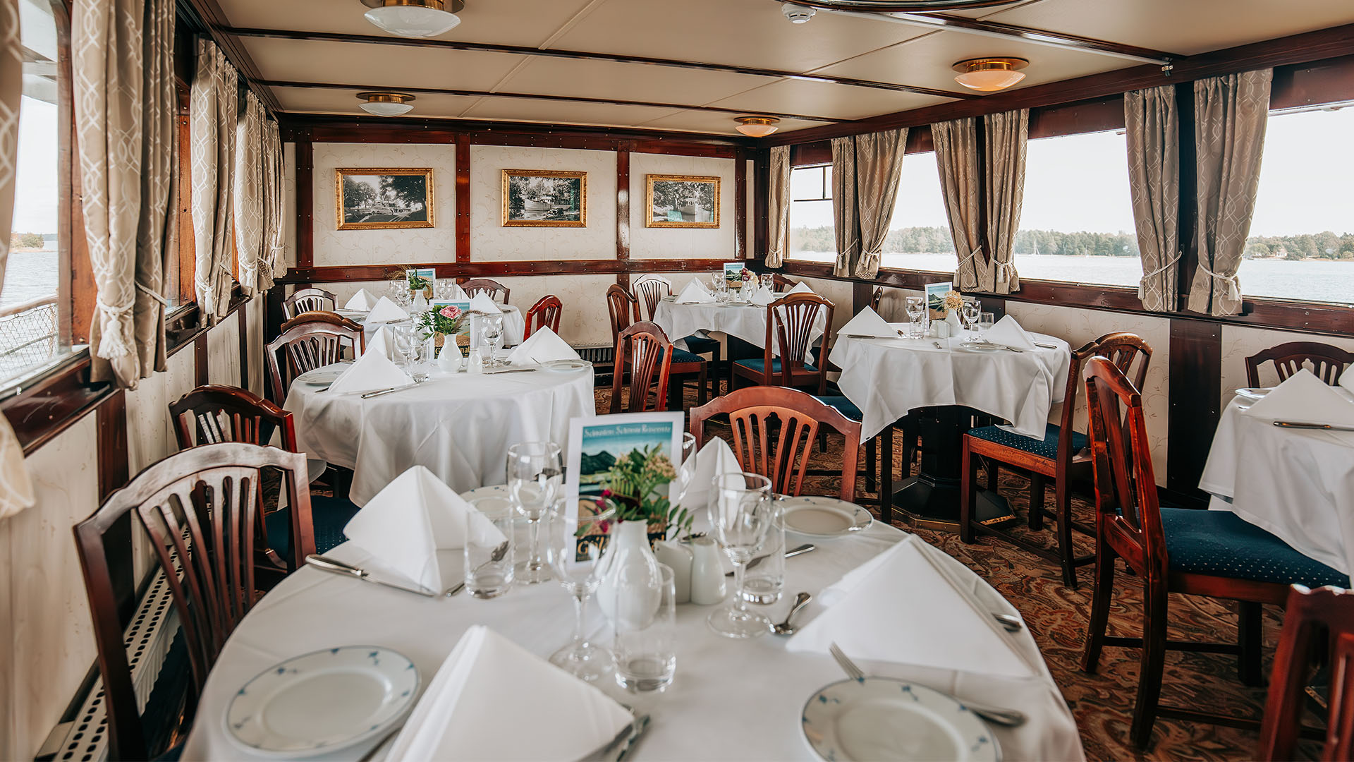 Frokost og middag nydes i den smukt dækkede spisesal med duge og friske blomster