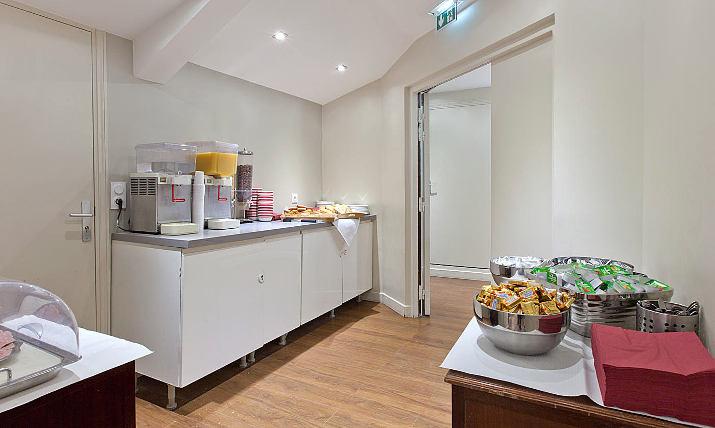 Studietur til Paris, bo på hotel Ambassadeur, morgenmadsbuffet