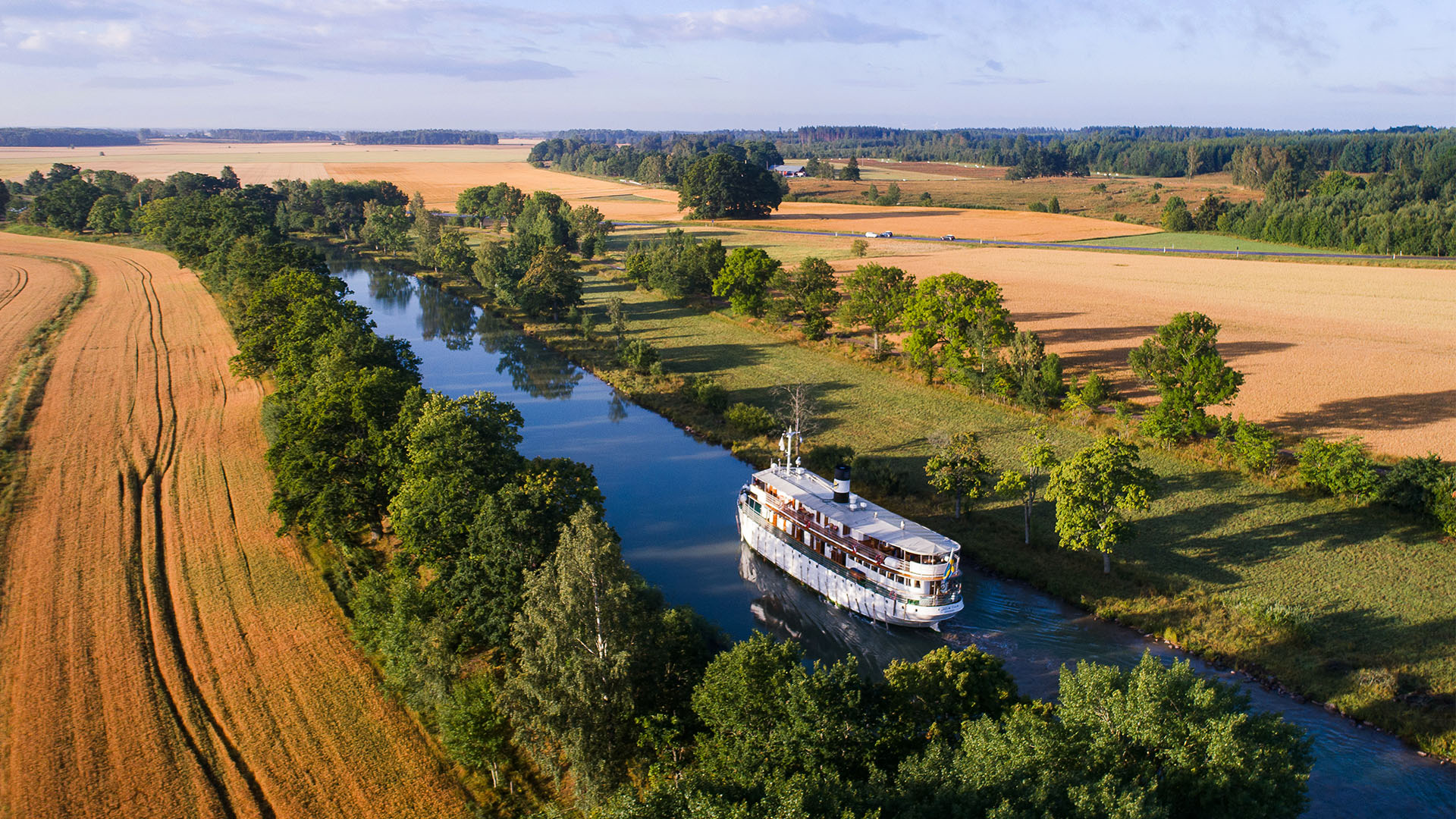 M/S Juno tager dig på charmerende flodkrydstogt langs Götakanalen