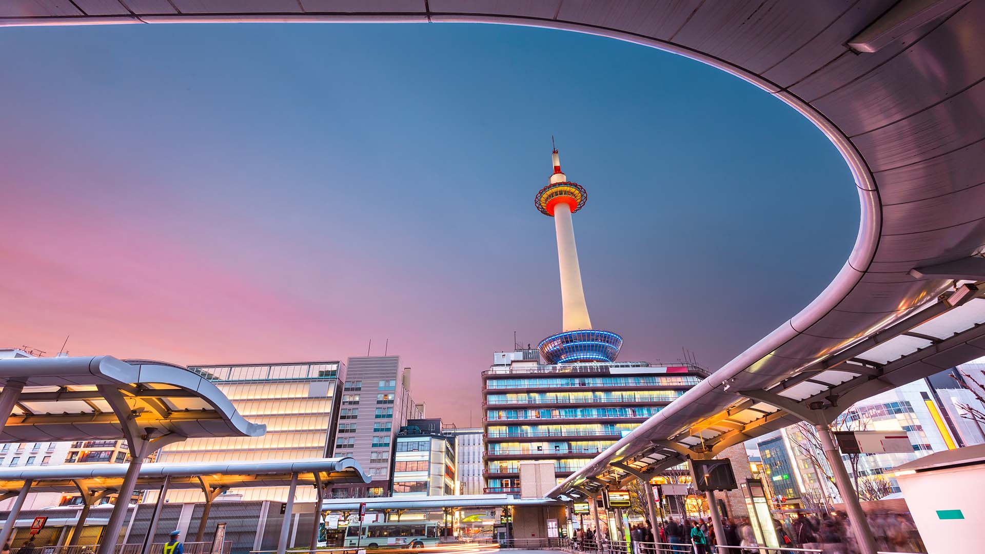 Som en ægte metropol har Kyoto også high tech-arkitektur og travlt storbyliv