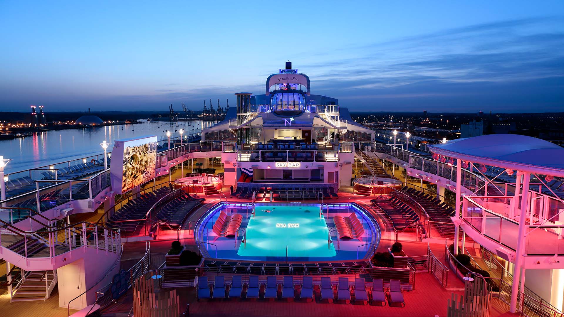 Tag en aftendukkert i poolområdet på Anthem of the Seas