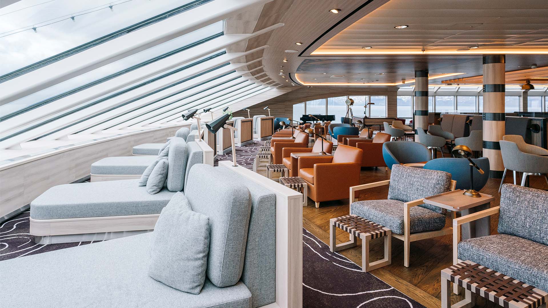 Læs en bog eller nyd udsigten fra Explorer Lounge