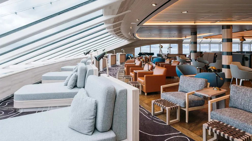 Læs en bog eller nyd udsigten fra Explorer Lounge