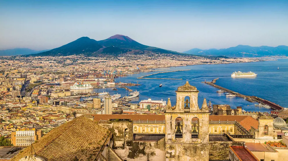 Besøg europæiske storbyer som Napoli med brostensbelagte gader og charmerende bygninger