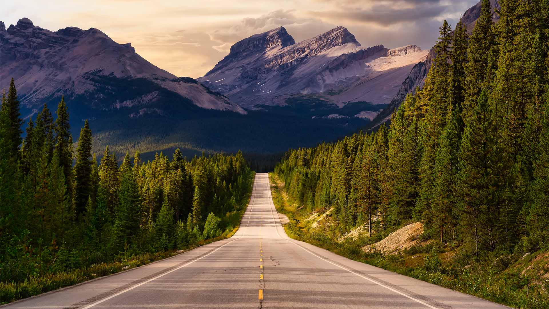 I bil og autocamper mod Canadian Rockies