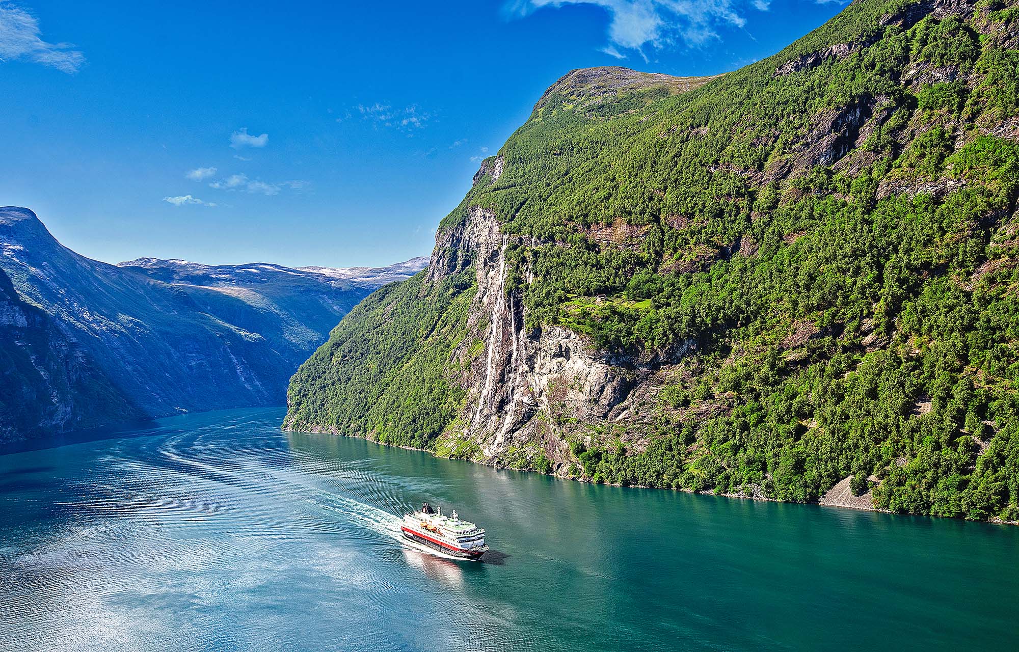 Hurtigruten i den smukke Geirangerfjord | Foto: Agurtxane Concellon