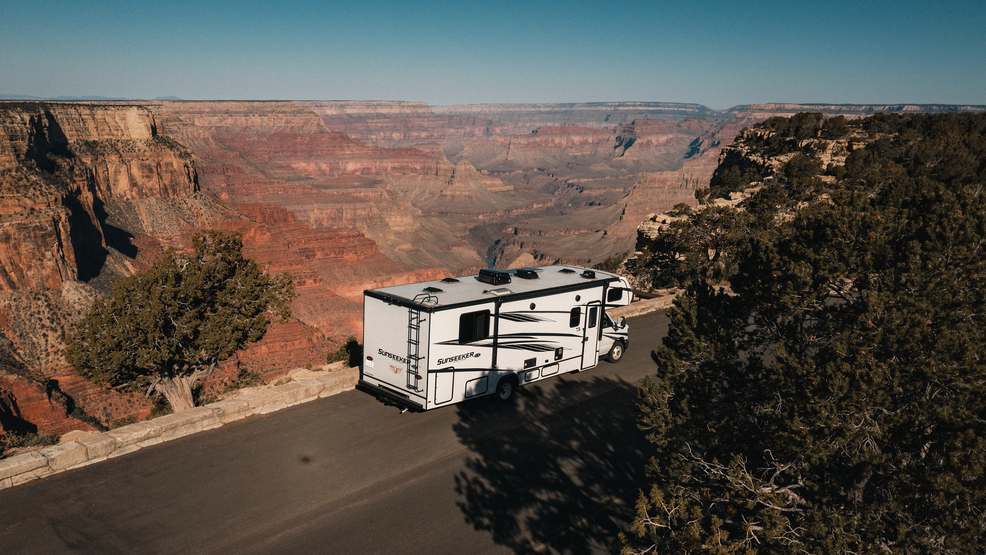 Road Bear autocamper ved kanten af Grand Canyon i USA