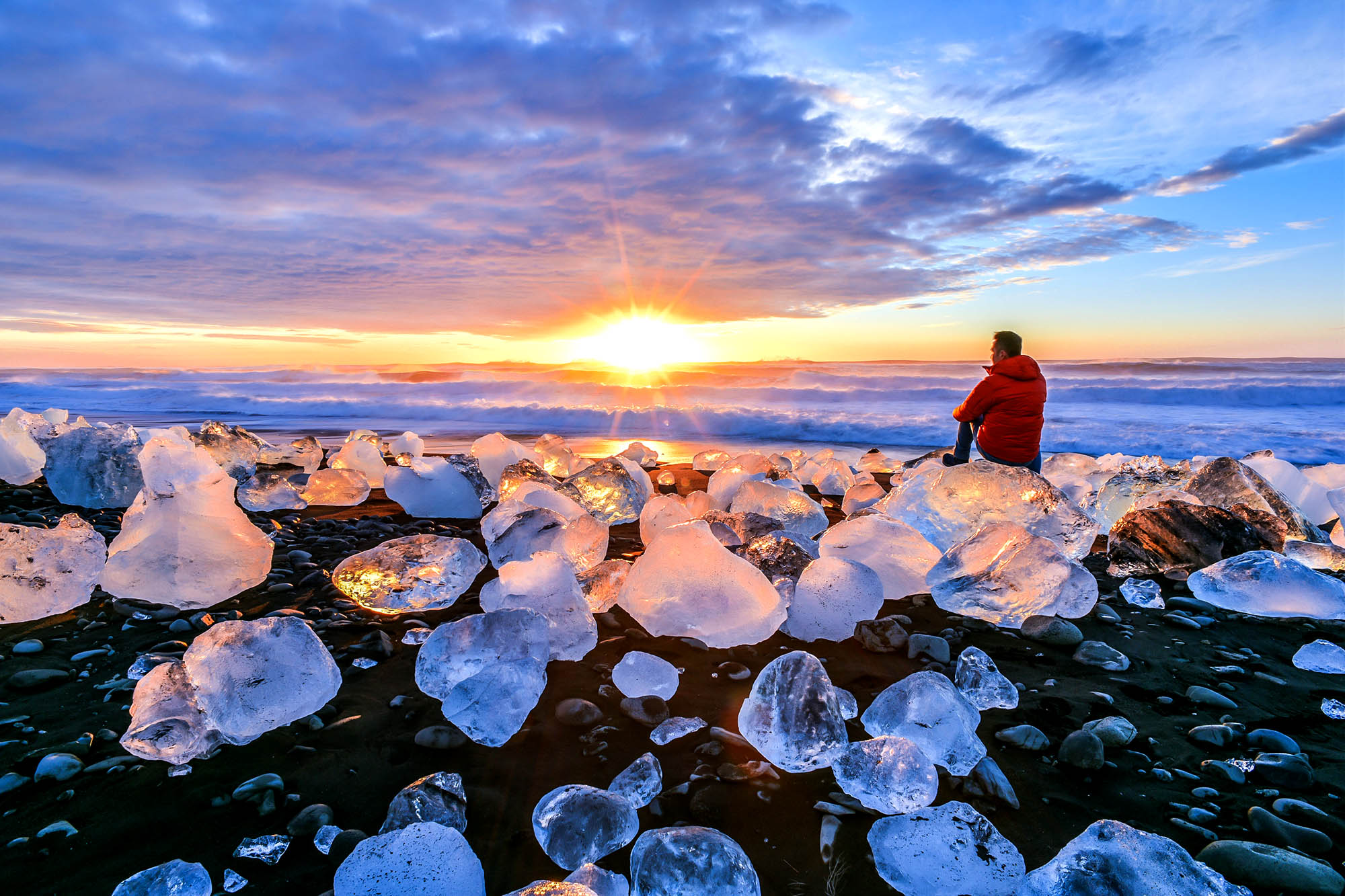 Spændende naturfænomener venter, se Diamond Beach med isstykker på det sorte sand