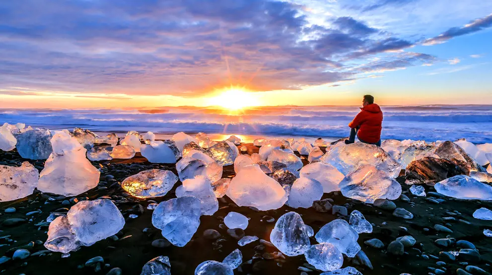 Spændende naturfænomener venter, se Diamond Beach med isstykker på det sorte sand