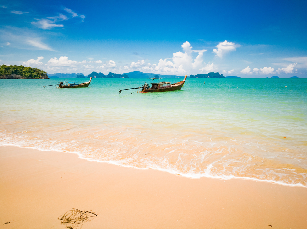 Rejsen afsluttes på den lille tropeø Kog Yao Noi med tæerne i sandet og ren afslapning.