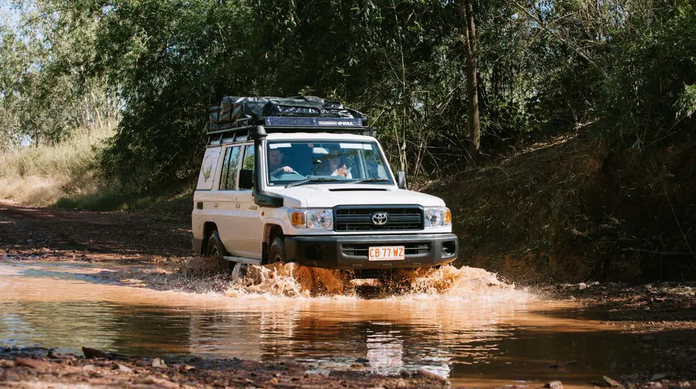 Tag på et ægte 4WD eventyr med mulighed for at sove i telt på taget eller ved siden af vognen