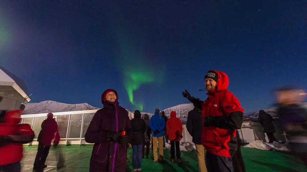 Hver aften er en mulighed for at se det magiske nordlys, så på med det varme tøj, og ud på dækket!