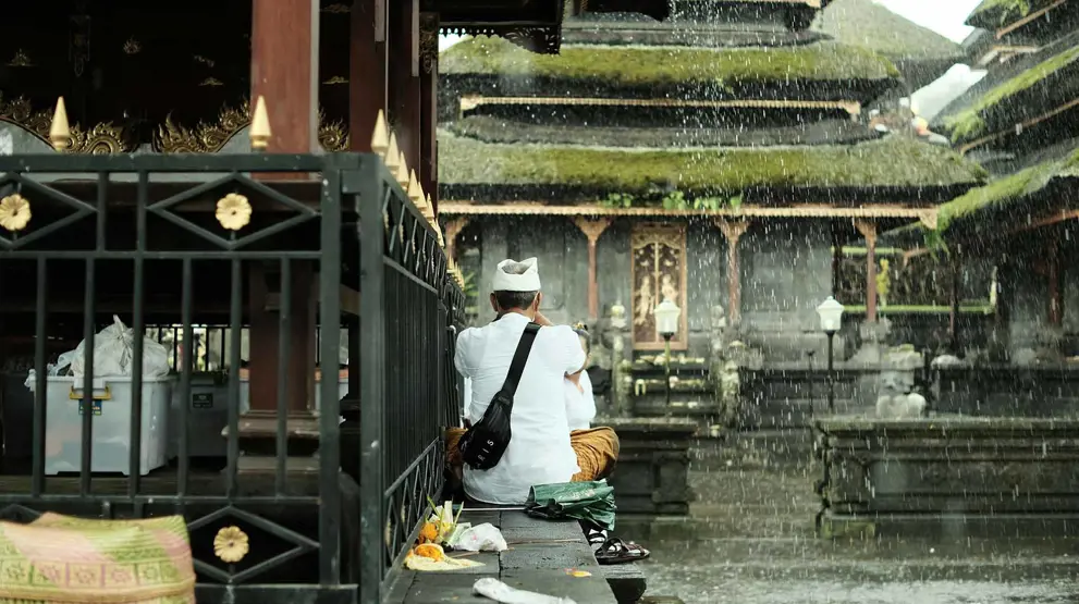 Du kan godt rejse til Bali i regntiden, da regnskyllene ofte er intense, men hurtigt overståede