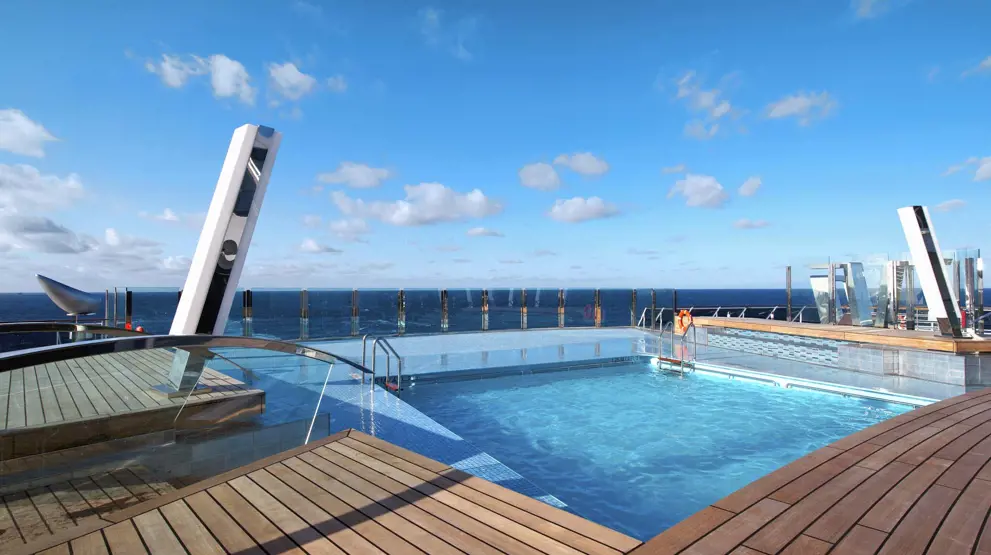 Pool på MSC Divina