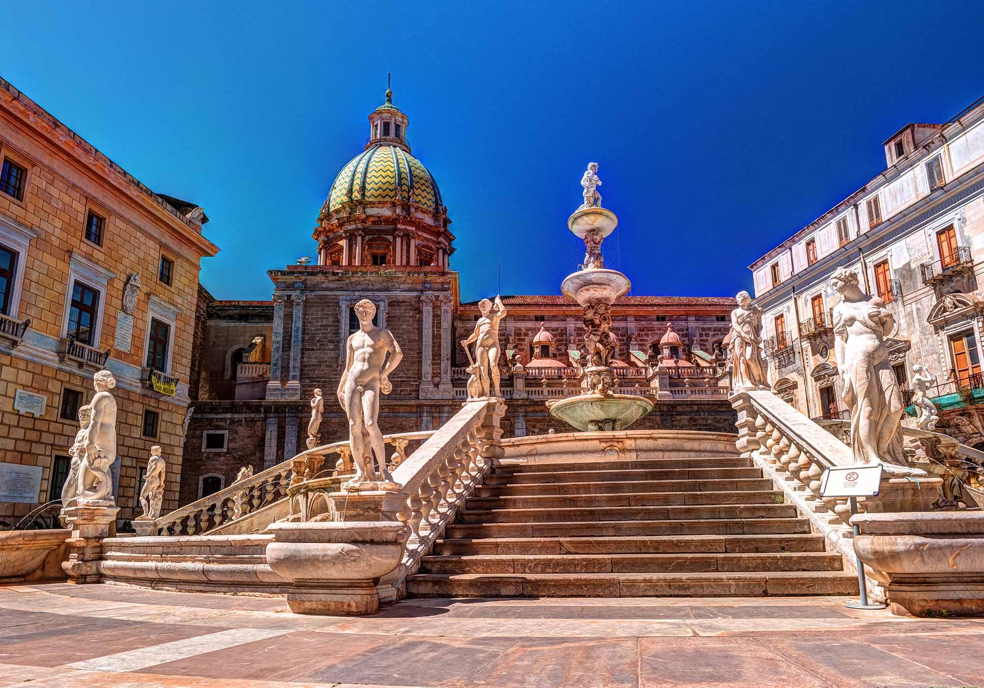 Piazza Pretoria er en imponerende fontæne med detaljerede skulpturerer i hjertet af Palermo