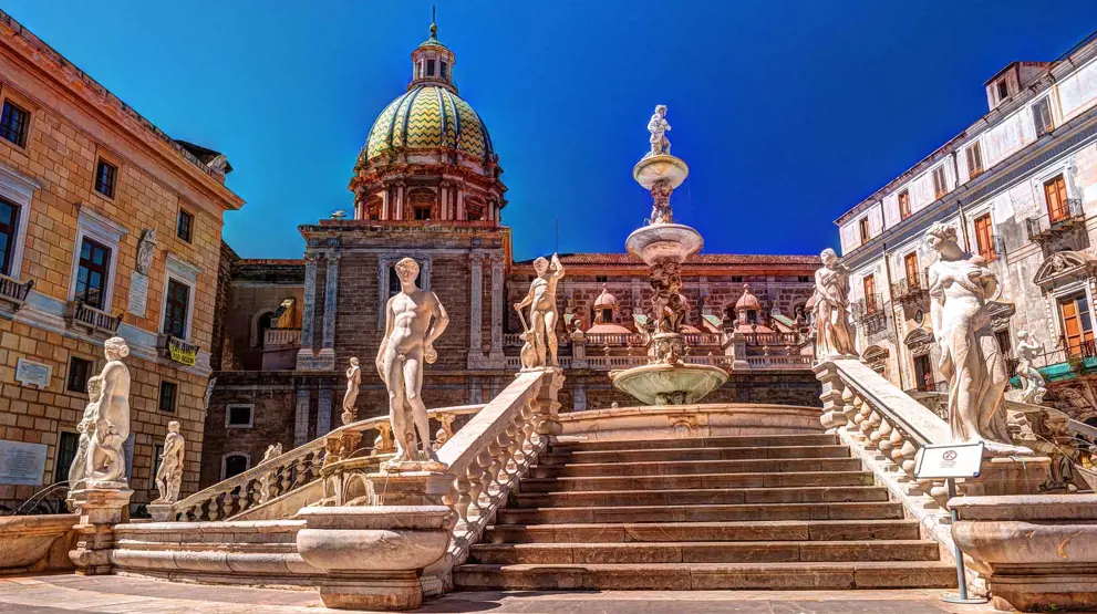 Piazza Pretoria er en imponerende fontæne med detaljerede skulpturerer i hjertet af Palermo
