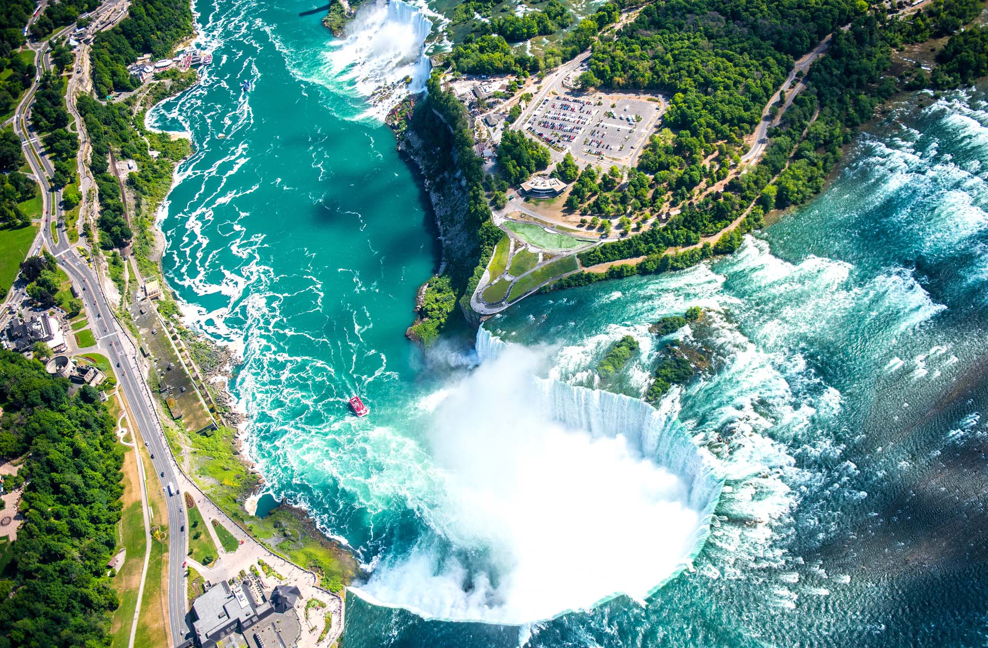 Vandfaldene kan også ses fra oven i helikopter på din rejse til Niagara Falls.