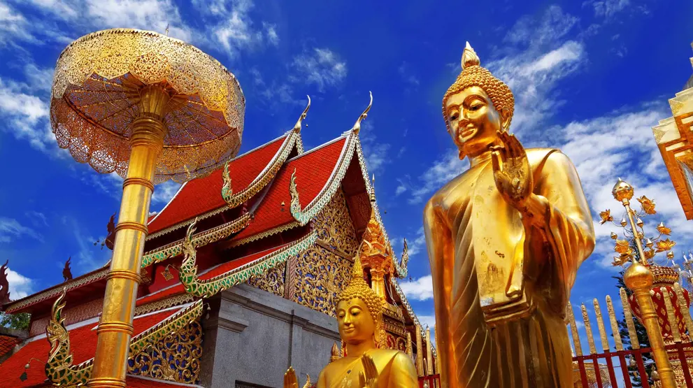 Rejser til Asien byder på smukke templer og stupaer, her i Chiang Mai, Thailand.