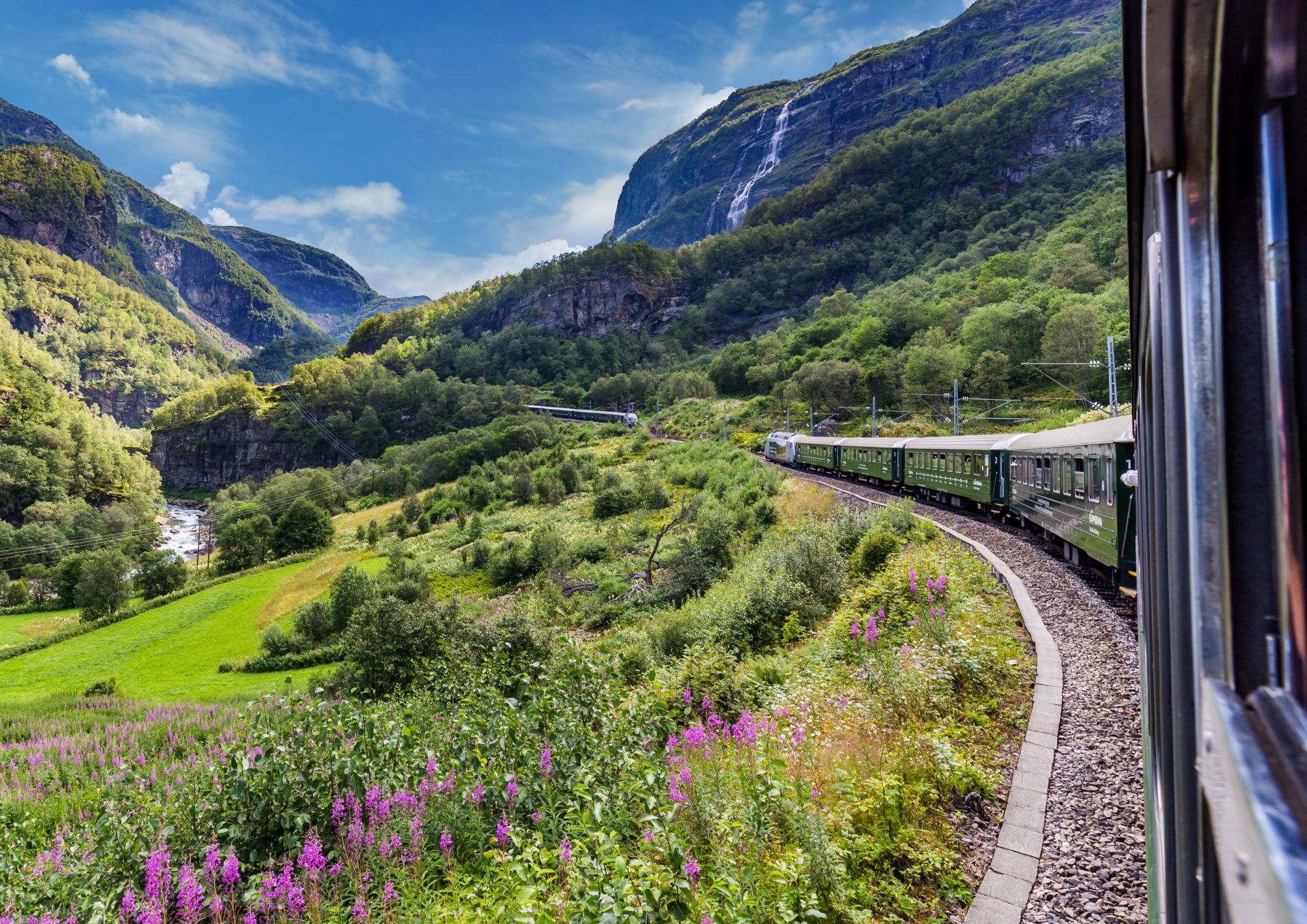 Oplev Flåm fra sin smukkeste side – tag med på den berømte togrejse med Flåmsbanen