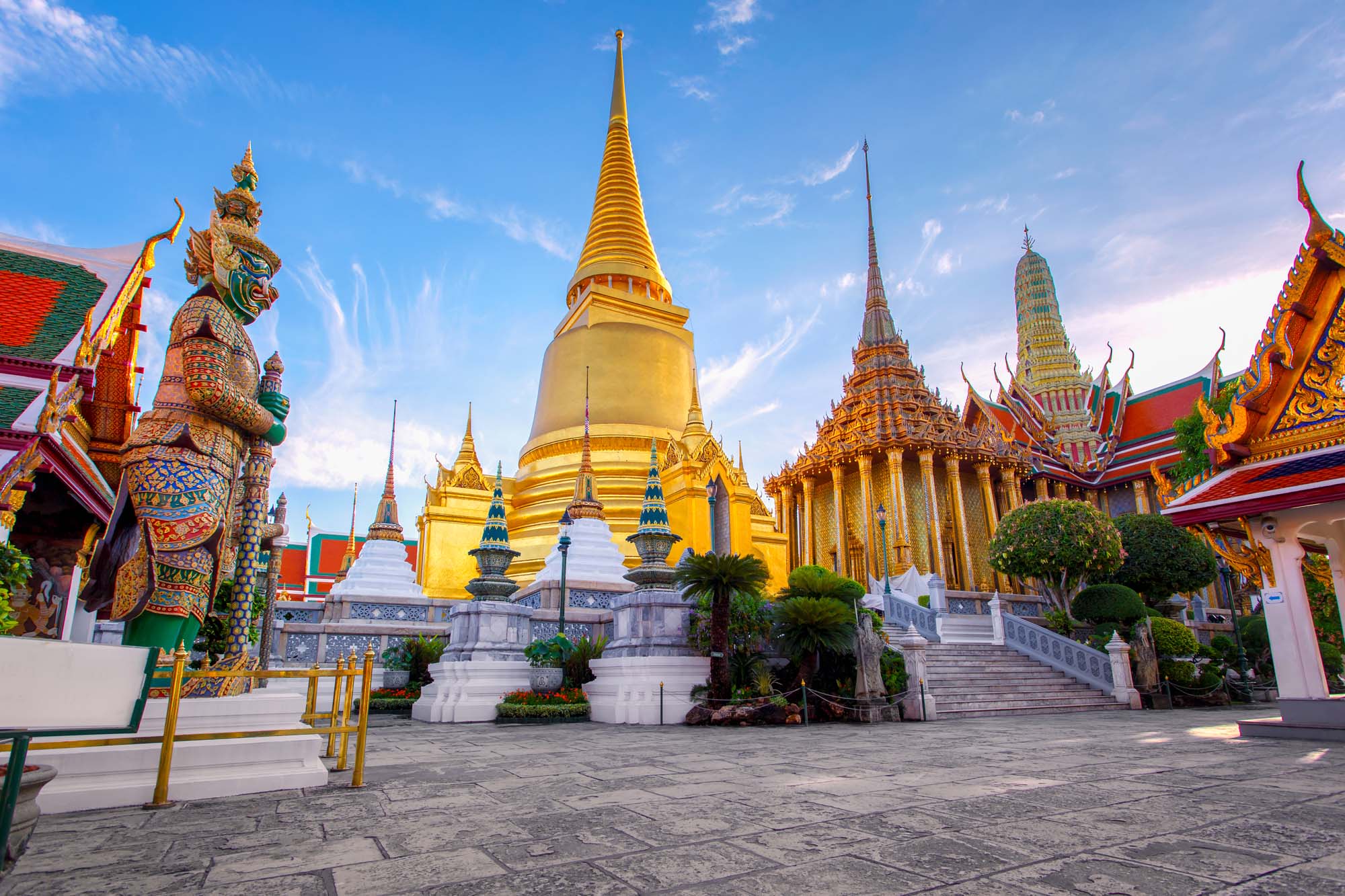 Se de smukke templer som Wat Phra Kaew på rejser til Bangkok.