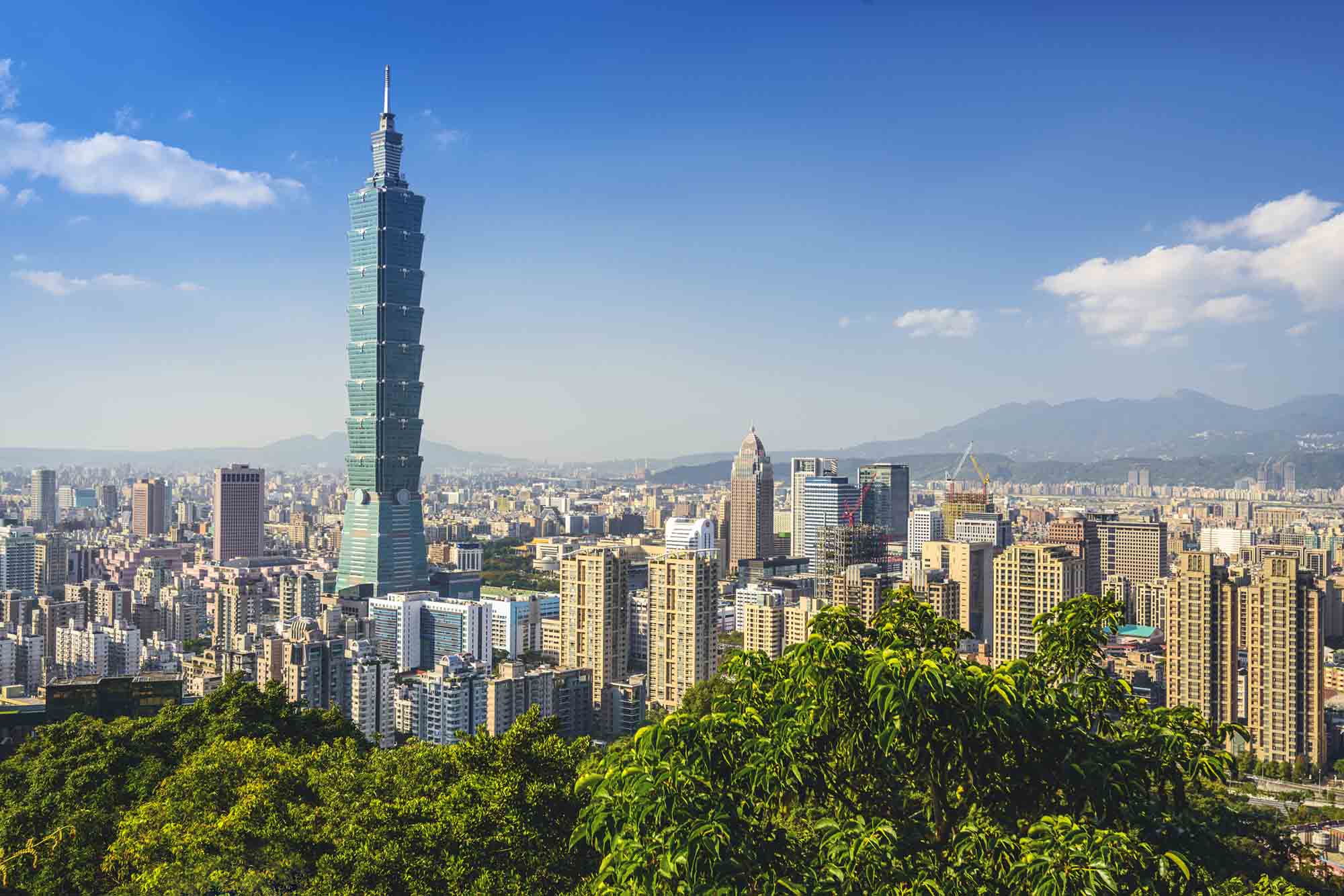 Se den flotte skyline med Taipei 101 på krydstogt i Taiwan