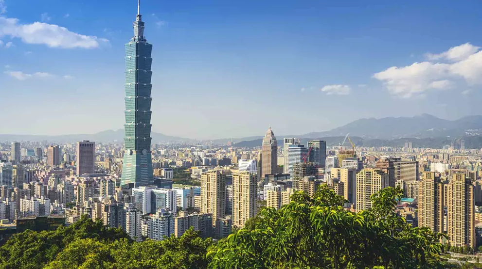 Se den flotte skyline med Taipei 101 på krydstogt i Taiwan