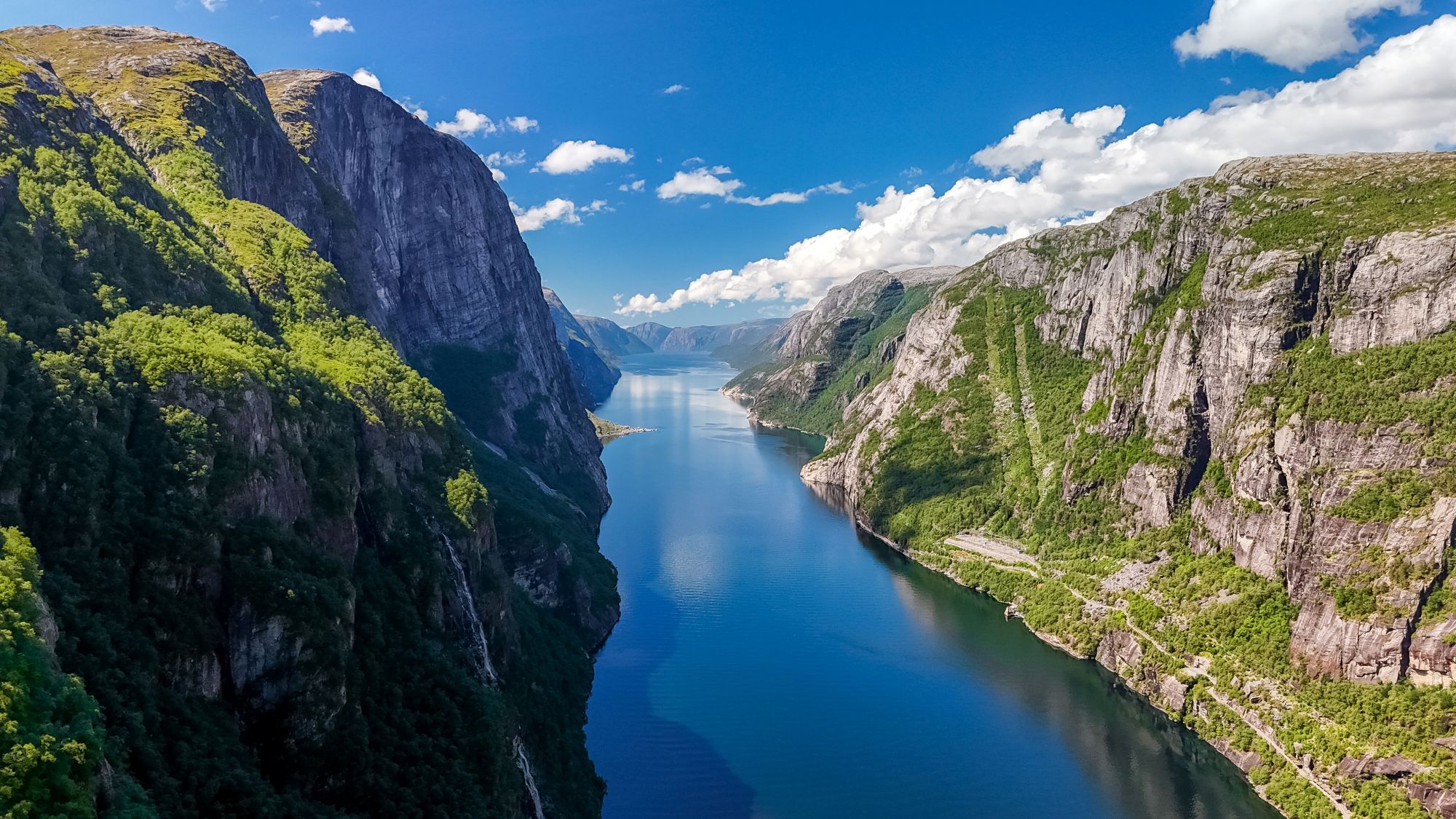 Lysefjorden med stejle fjelde og dybt fjordvand