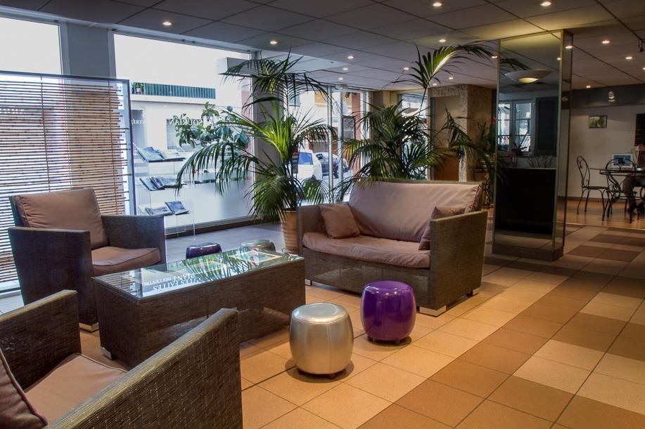 Aktivrejser til Nice, bo på hotel Kyriad Nice Port, lobbyområde