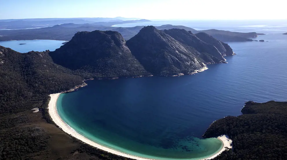 Se den ikoniske Wineglass Bay med hvide sandstrande på rejser til Tasmanien.