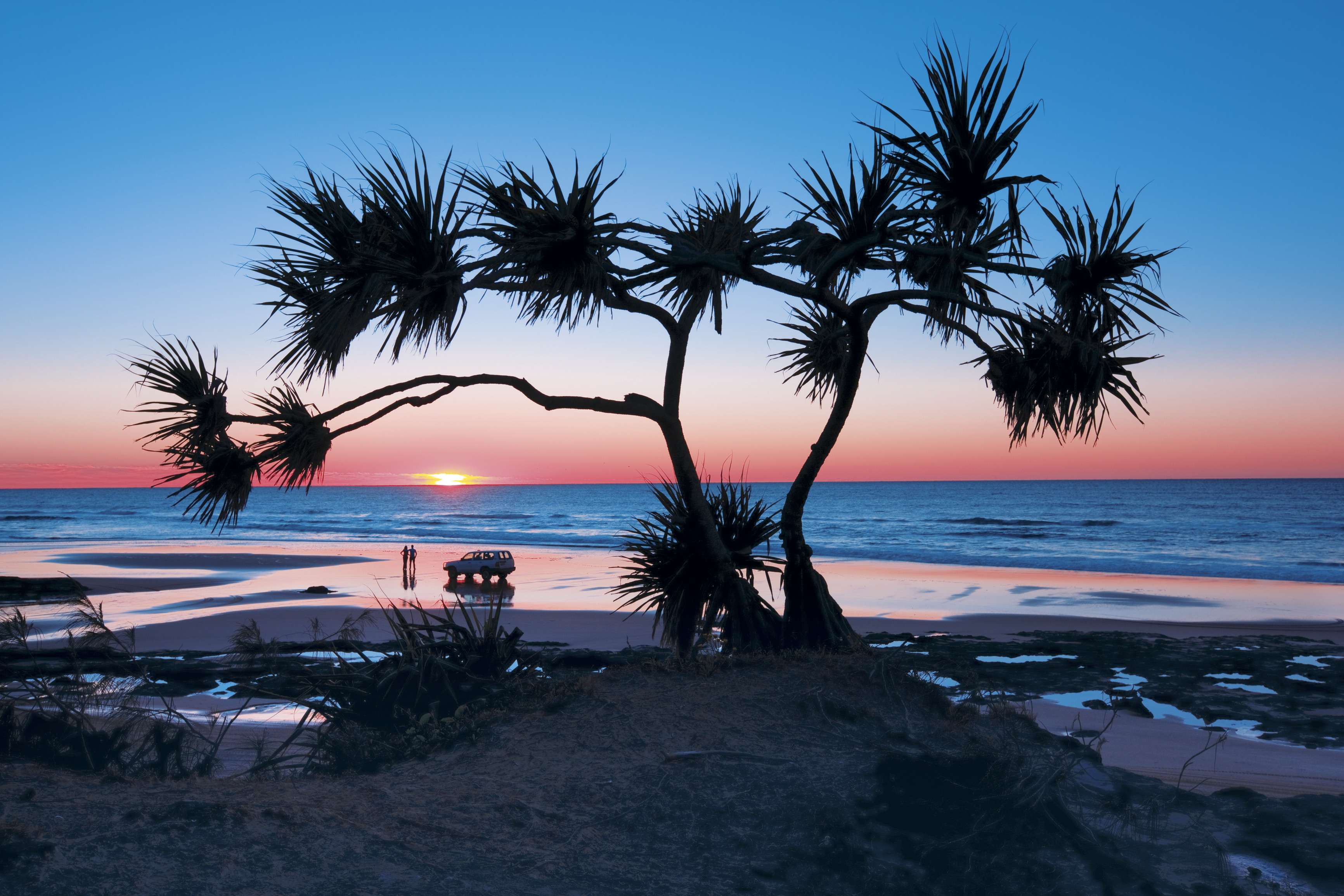Kør langs den unikke 75 Mile Beach i firhjulstrækker på Fraser Island.