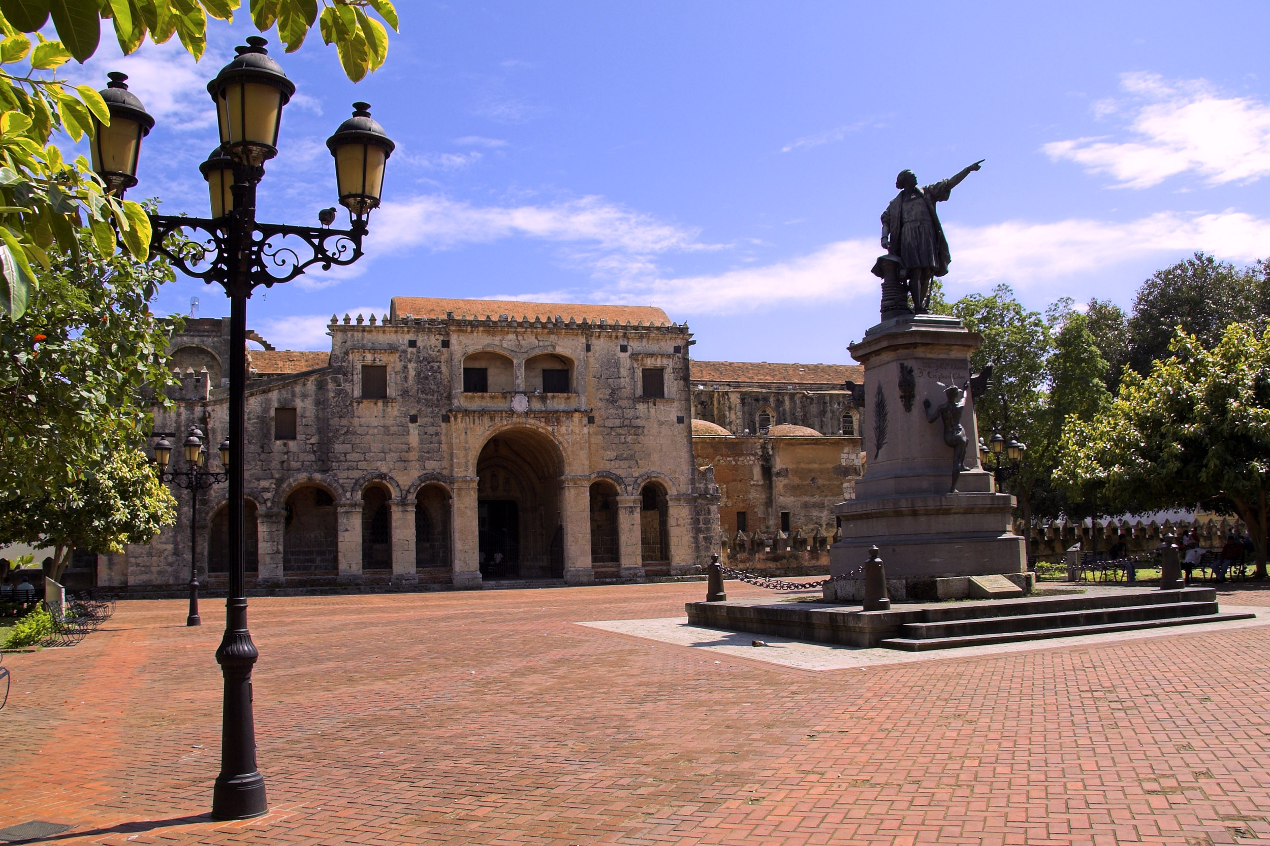 Besøg Cathedral of Santa María la Menor, den ældste katedral i Amerika, og se Christopher Columbus-statuen midt i Santo Domingo